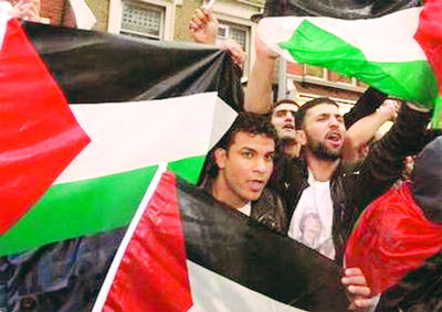 Người ủng hộ Palestine biểu tình bên ngoài Đại sứ quán Israel tại London (Anh). 
